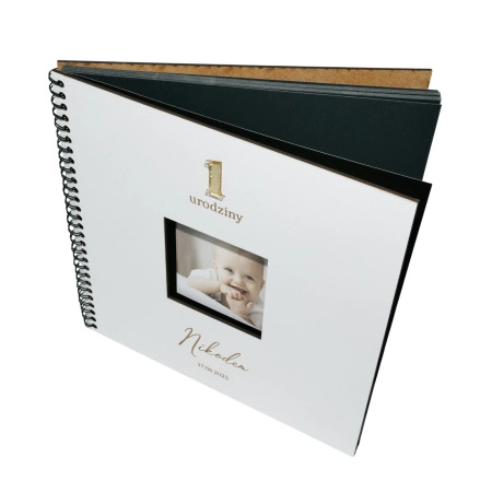 Album na zdjęcia z okienkiem i personalizowaną dedykacją na roczek na chrzest urodziny